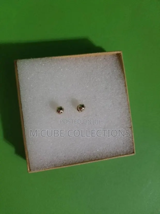 Gold Ball Stud Earrings · Photo 1