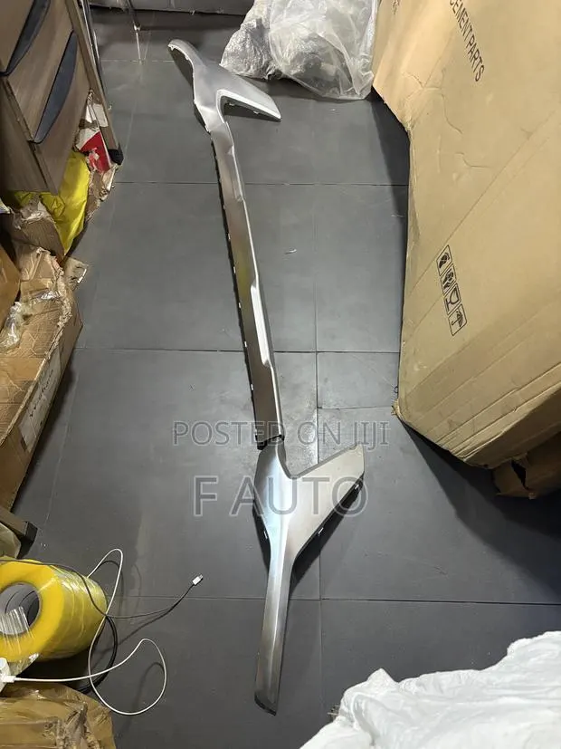 Hyundai SANTAFE 2019,2020,2021,2022,2023 Front Bumper Moulding/Chrome · Photo 1