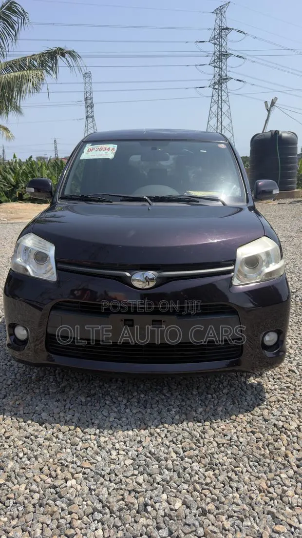 Toyota Sienta 1.5 AWD 2012 Brown · Photo 1