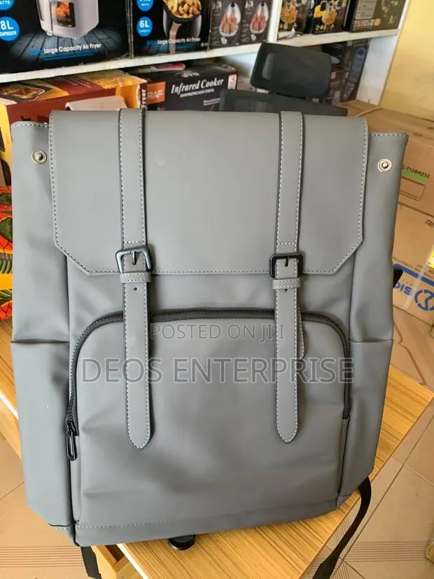 Modern Fashion Backpack · Photo 1