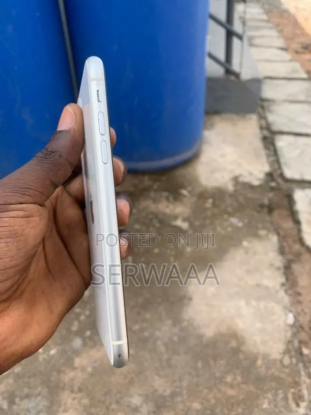 Apple iPhone 11 64 GB White · Photo 1