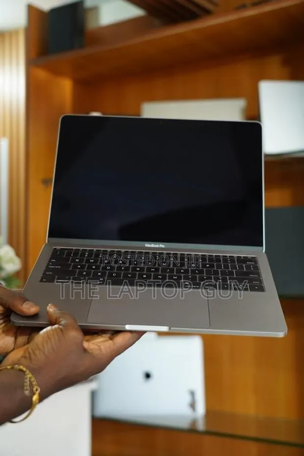 Laptop Apple MacBook Pro 2017 8GB Intel Core i5 SSD 128GB · Photo 1