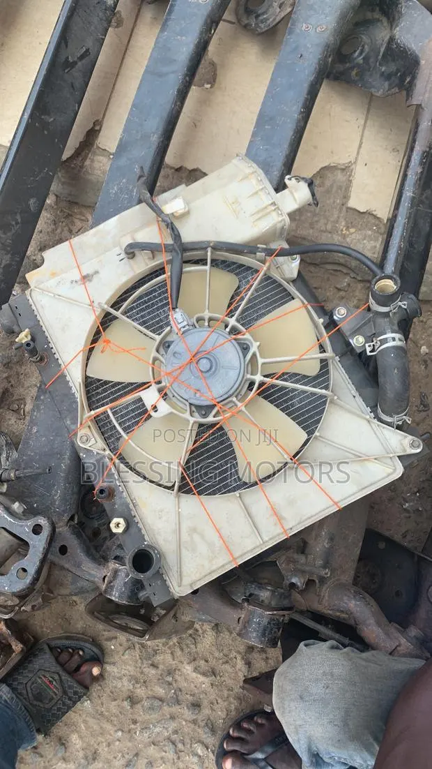 Toyota Yaris Radiator Tank · Photo 1