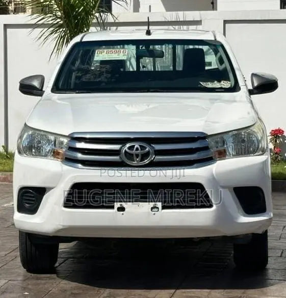 Toyota Hilux 2017 White · Photo 1
