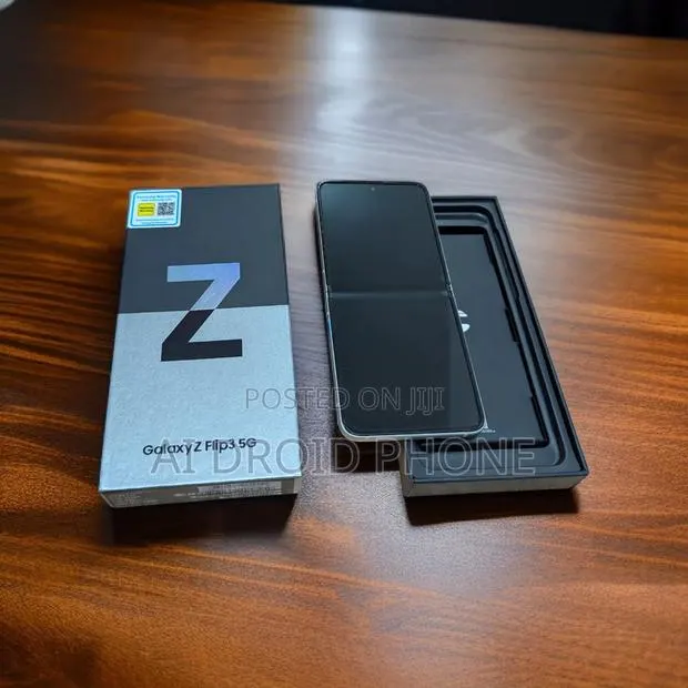 New Samsung Galaxy Z Flip 3 256 GB Black · Photo 1