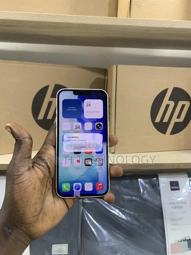 New Apple iPhone 13 128 GB White · Photo 1