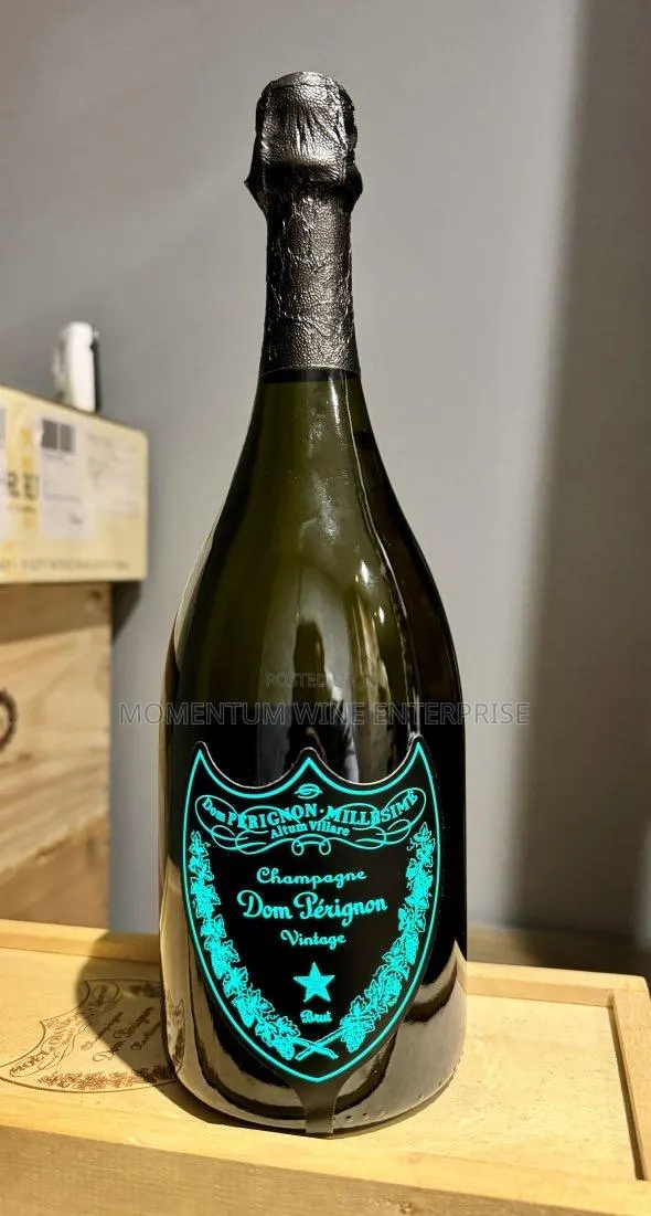 Dom Pérignon Luminous Champagne 750ml · Photo 1