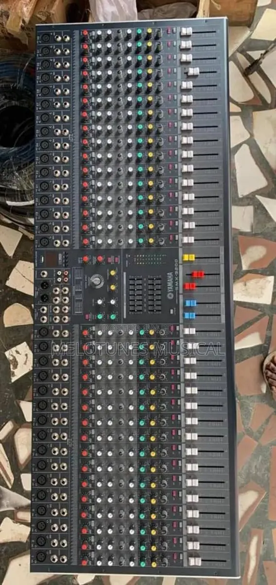 Yamaha SMX-3200 32channel Professional Audio Mixer · Photo 1