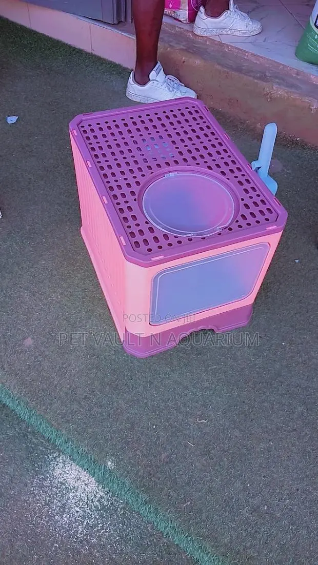 Enclosed Cat Littet Box · Photo 1