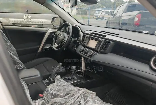 Toyota RAV4 2018 White · Photo 1