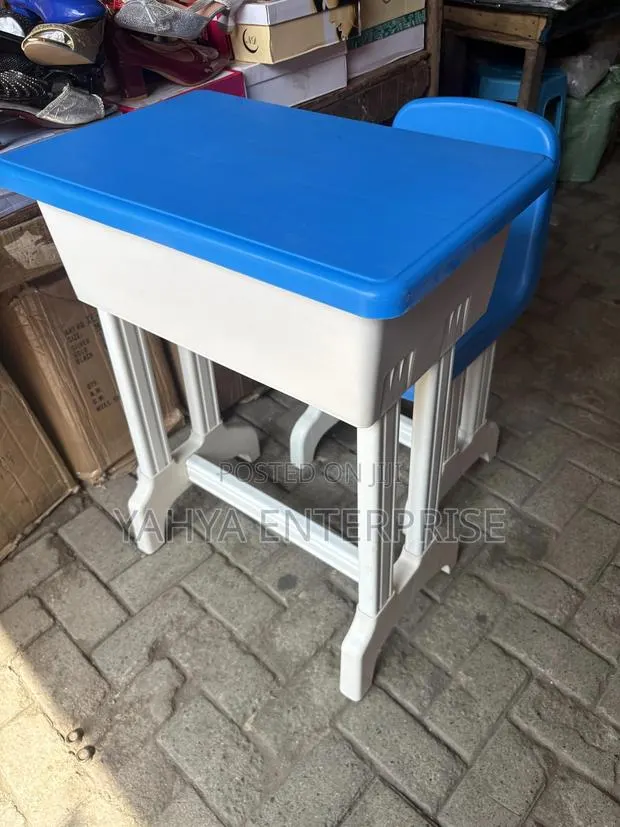 Plastic Table and Chair · Photo 1