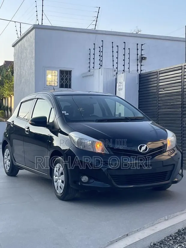 Toyota Vitz 1.3 AWD 5dr 2013 Black · Photo 1