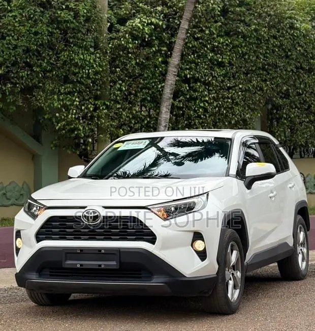 Toyota RAV4 XLE 2022 White · Photo 1