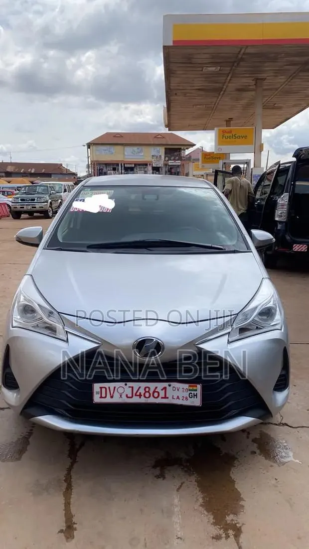 Toyota Vitz 1.3 FWD 3dr 2017 Silver · Photo 1