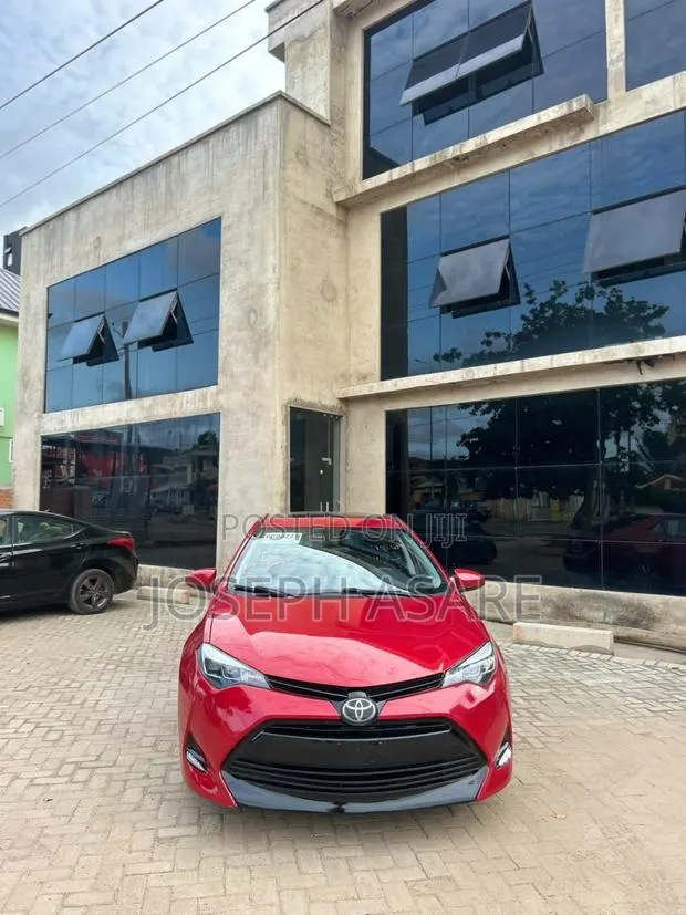 Toyota Corolla XLE 4dr Sedan (1.8L 4cyl CVT) 2017 Red · Photo 1