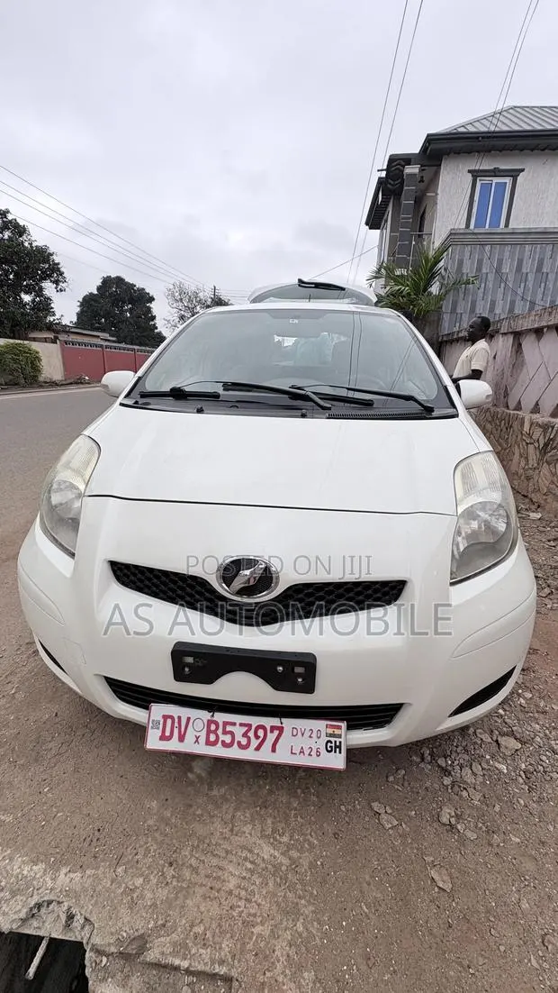 Toyota Vitz 2010 White · Photo 1