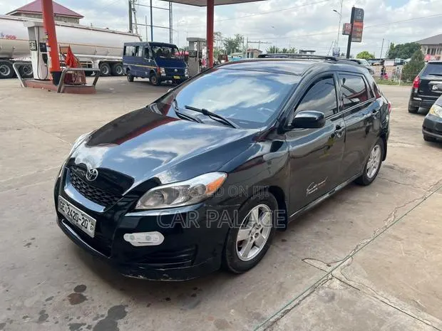 Toyota Matrix S Hatchback AWD (2.4L 4cyl 4A) 2010 Black · Photo 1