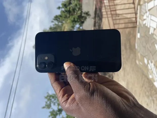Apple iPhone 12 64 GB Black · Photo 1