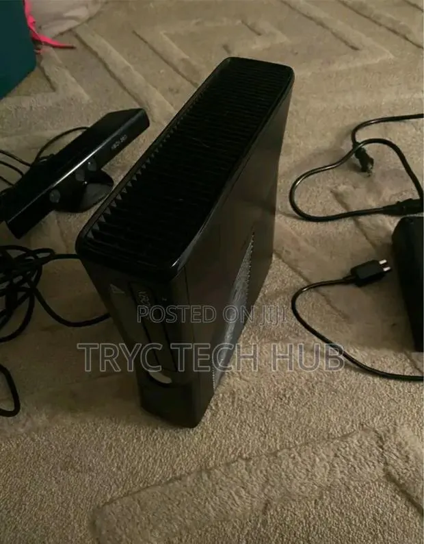Xbox 360 With Games on Cd and It · Photo 1