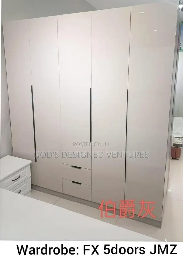 Well Polished 5door Wardrobe · Photo 1