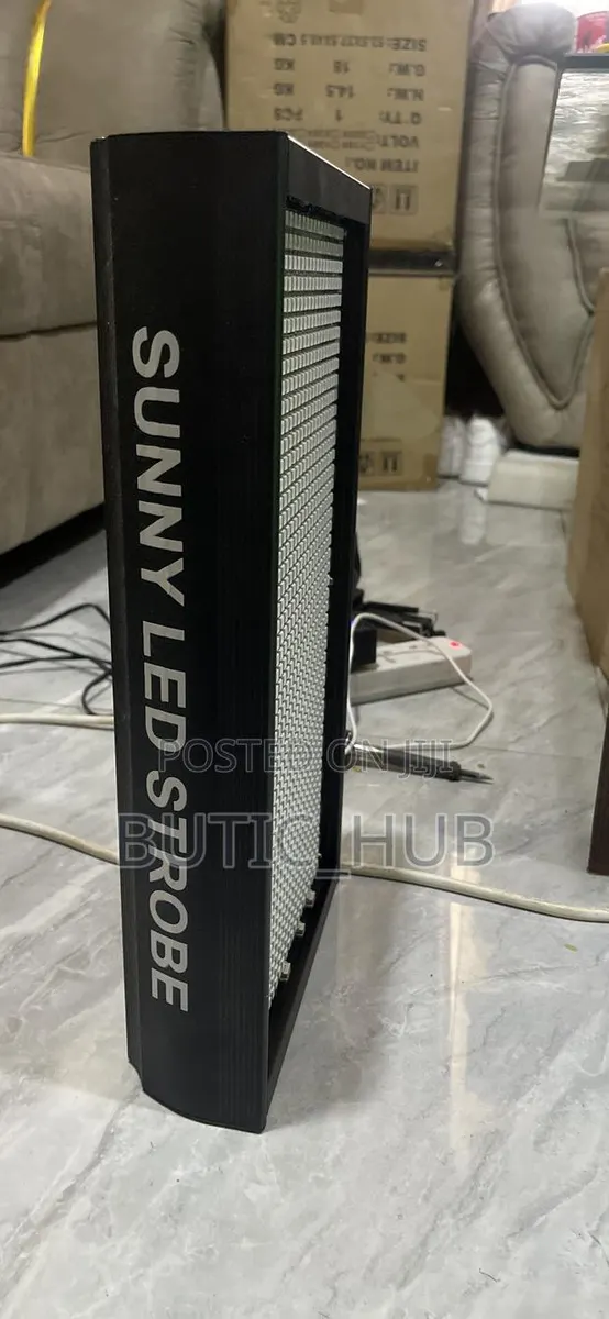 Professional LED Strobe Light for Stage & Events · Photo 1