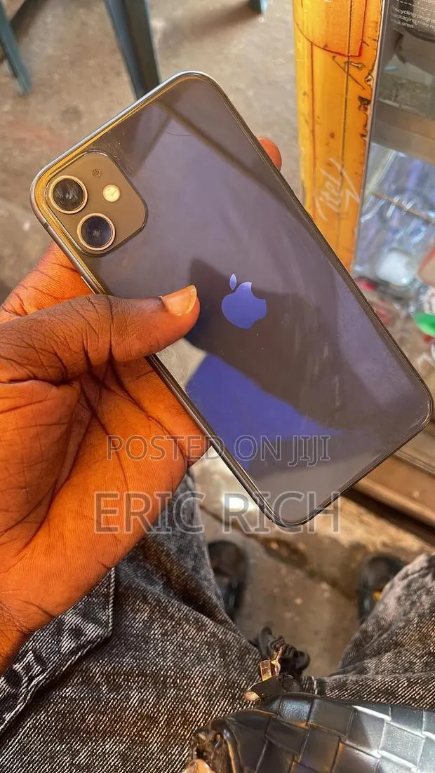 Apple iPhone 11 128 GB Black · Photo 1