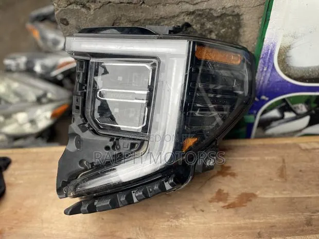 GMC Sierra 1500 2022-2024 Headlight · Photo 1