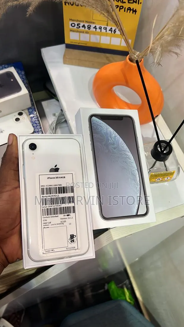 New Apple iPhone XR 64 GB White · Photo 1