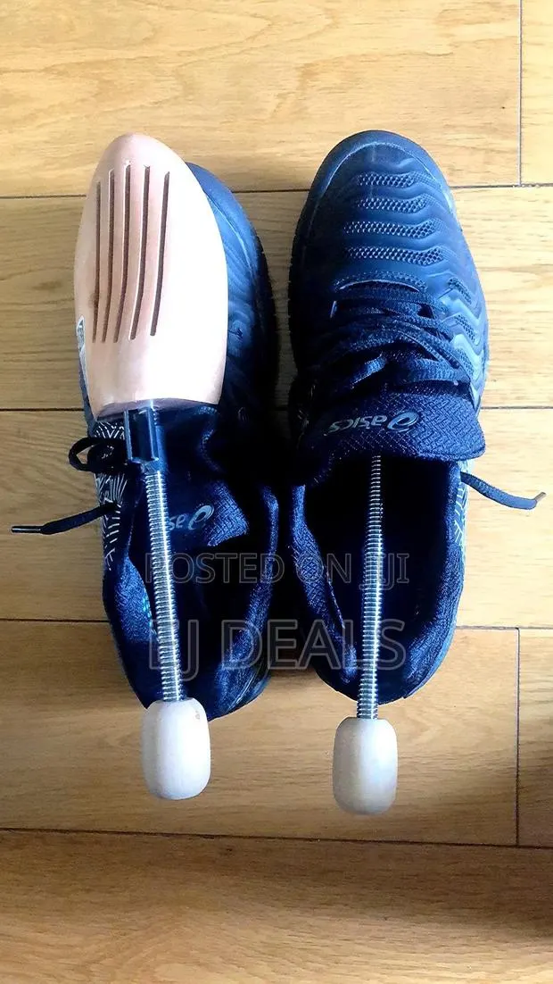 A Pair of Shoe Stretcher Wooden Type Size 42-46 · Photo 1
