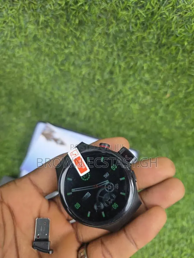 GW17 Smartwatch With Pop Up Camera and Sim Slot · Photo 1