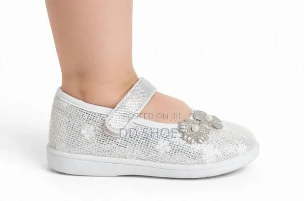 Silver Glitter Baby Girls Mary Jane With Flower Pearl Decor · Photo 2