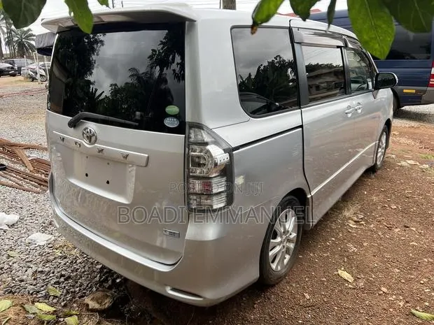 Toyota Voxy 2012 Silver · Photo 1