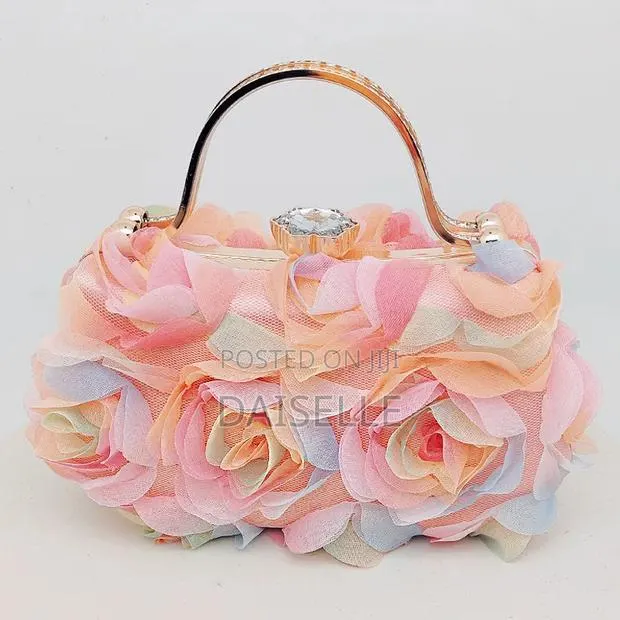 Fluffy Floral Clutch · Photo 1