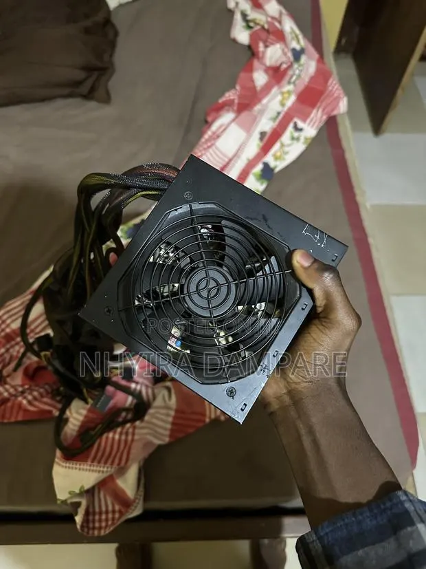 750 Watts Power Supply · Photo 1