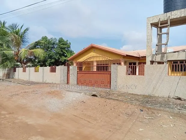 5bdrm House in Adenta for sale · Photo 1
