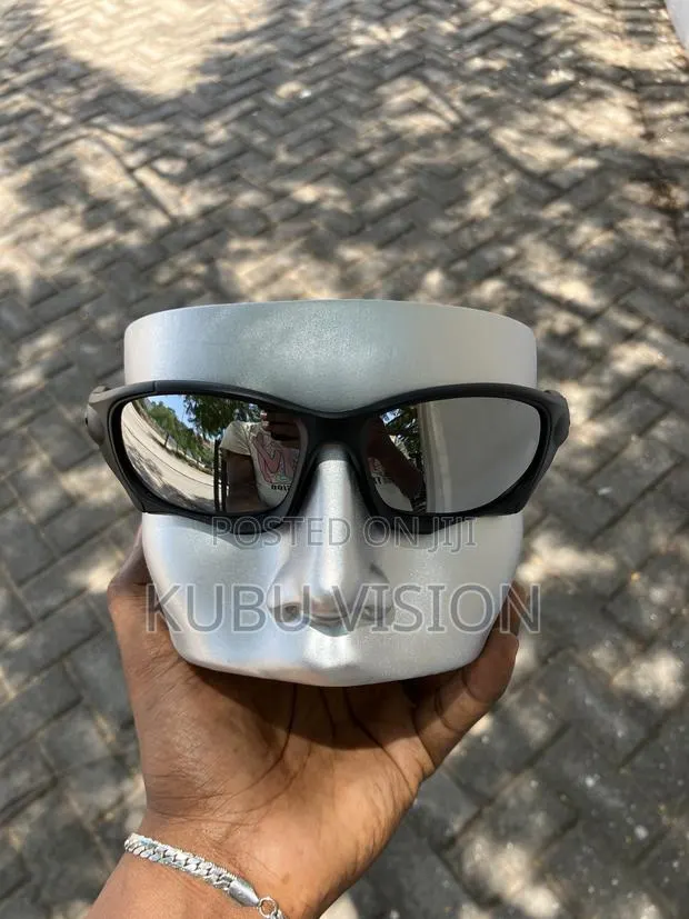 Polarised Mirrored Lens Sunglasses for Men · Photo 1