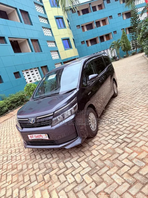 Toyota Voxy Hybrid V 2WD 7-Seater 2015 Gray · Photo 1