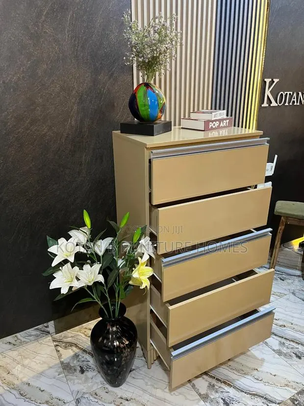 5 Drawer Chest · Photo 1
