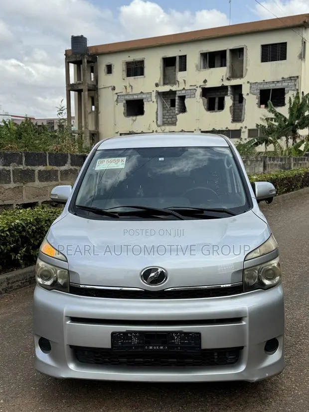 Toyota Voxy 2013 Silver · Photo 1