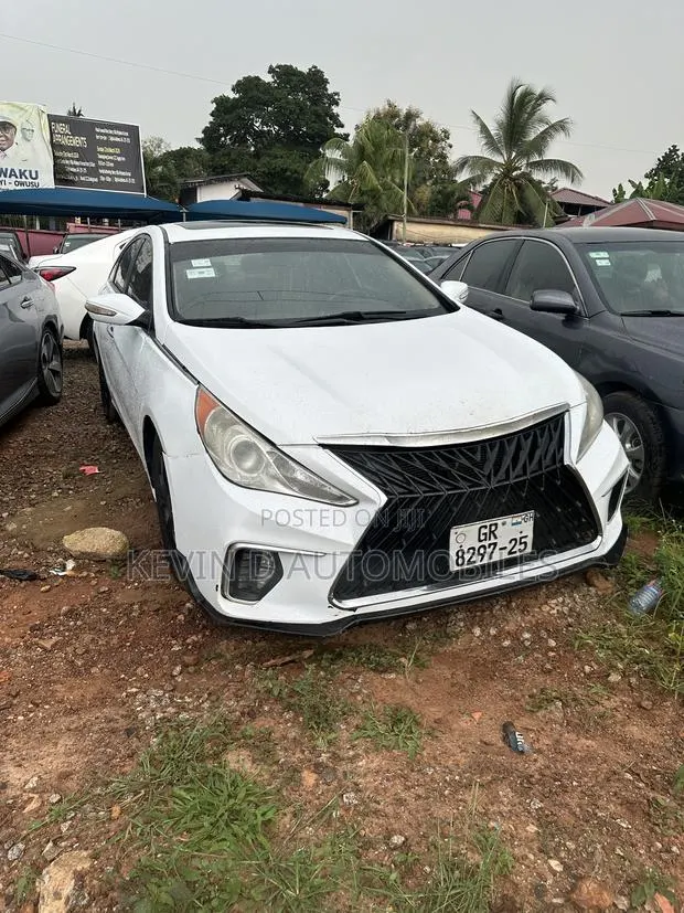 Hyundai Sonata Limited 2.0T Sedan (2.0L 4cyl 6A) 2012 White · Photo 1