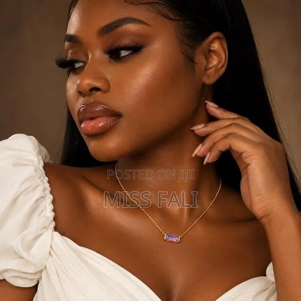 Subtle Line Necklace. · Photo 2