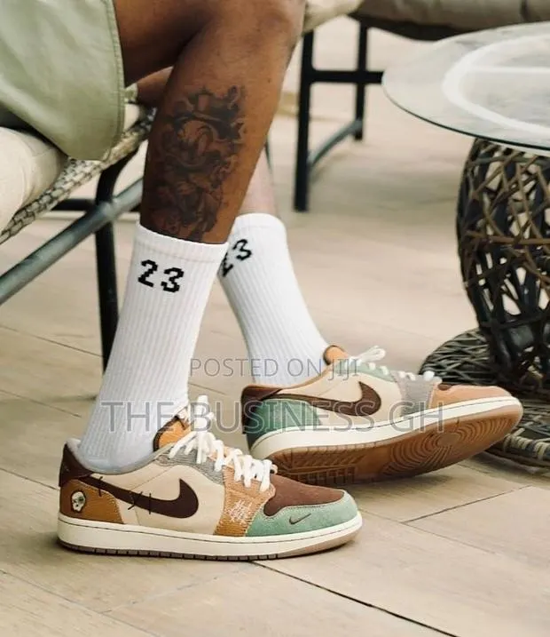 Nike Sneakers · Photo 1