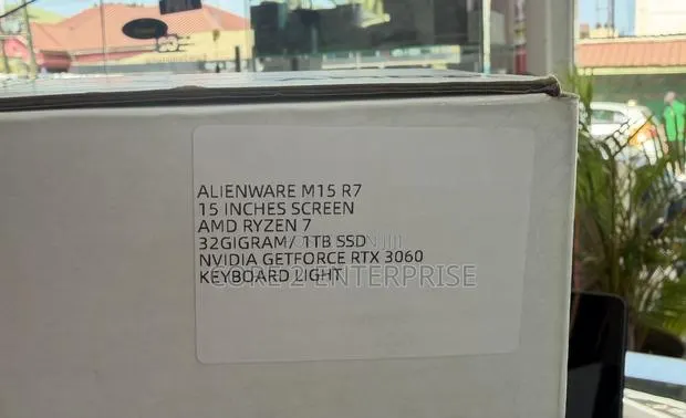 Laptop Alienware M15 R7 32GB AMD Ryzen 7 SSD 1T · Photo 1