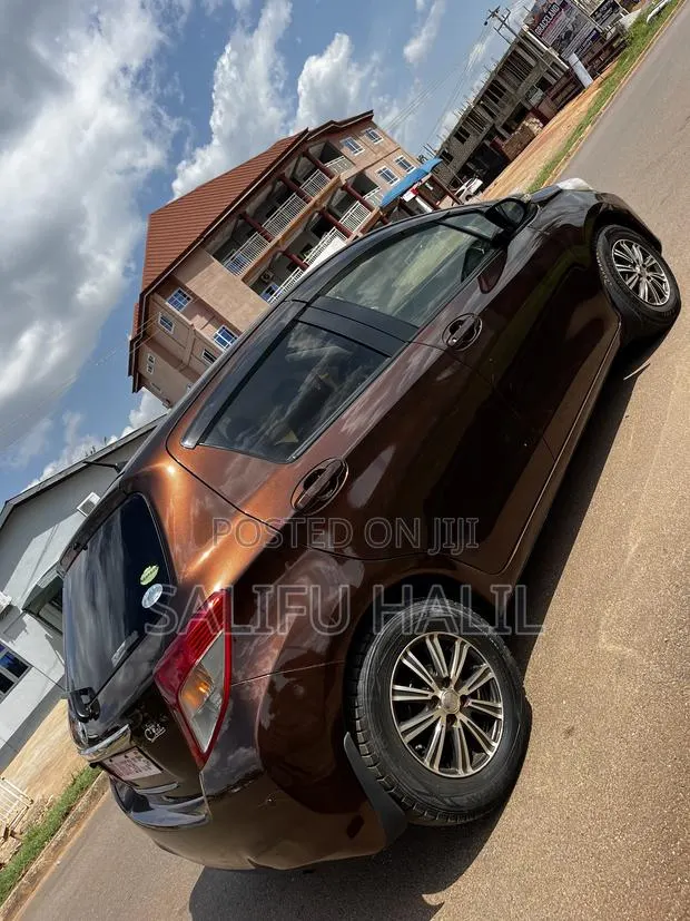 Toyota Vitz 1.3 FWD 5dr 2014 Brown · Photo 1