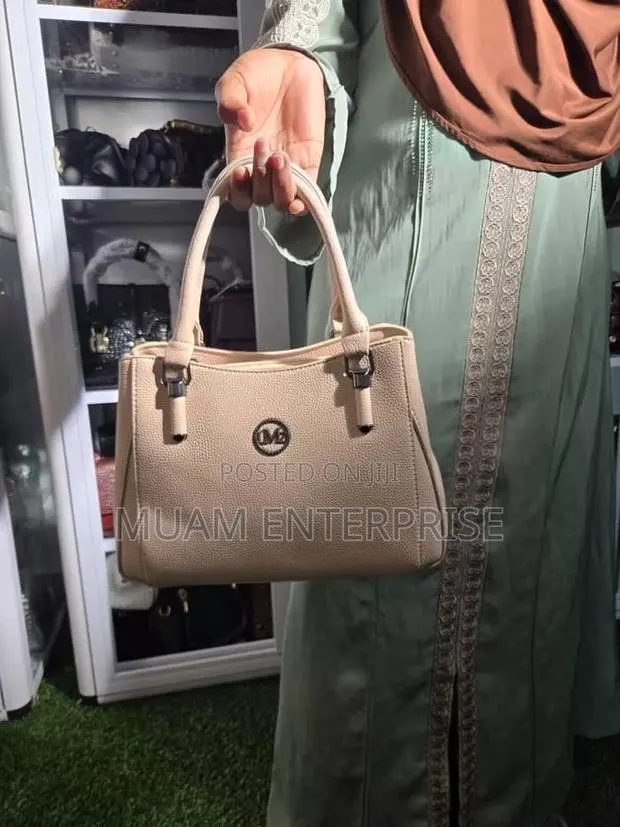 Quality 100% Cotton T-Shirt / Authentic Bags for Sale · Photo 1