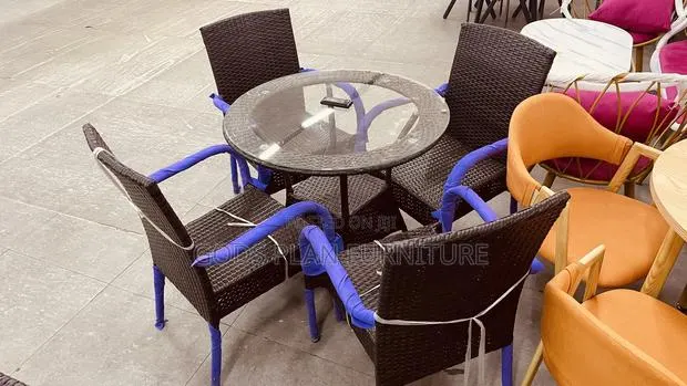 Outdoor Dining Table (+4) · Photo 1