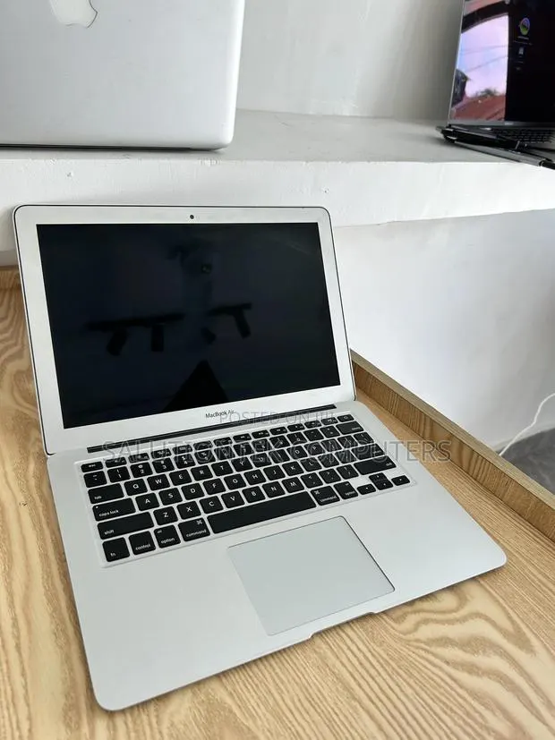 Laptop Apple MacBook Air 2015 8GB Intel Core i5 SSD 128GB · Photo 1