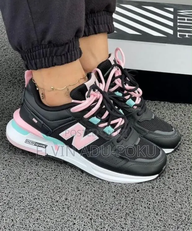 New Balance Tenis 999 for Ladies , SWIPE TO OTHER COLOURS > · Photo 1