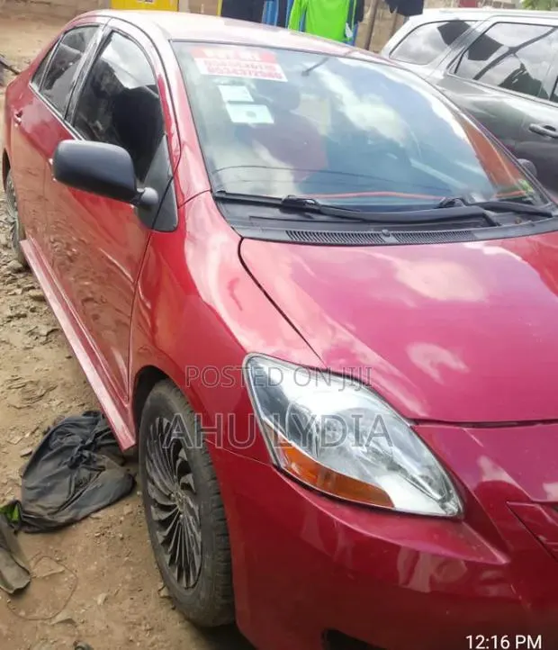 Toyota Yaris 2009 Red · Photo 1
