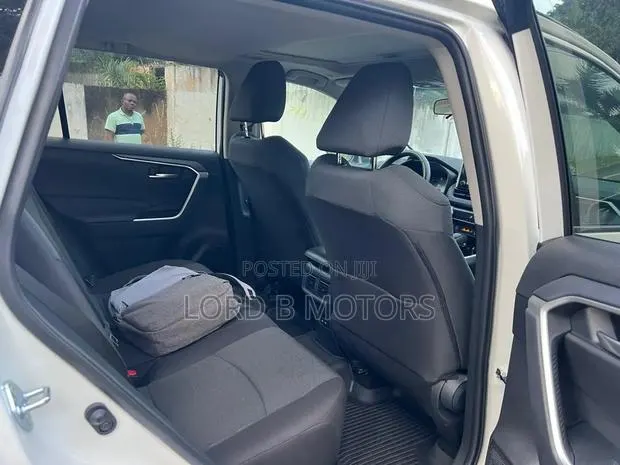 Toyota RAV4 2024 White · Photo 1